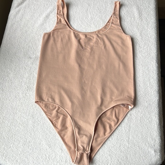 SKIMS Essential Scoop Neck Bodysuit in Sandstone - Picture 9 of 15